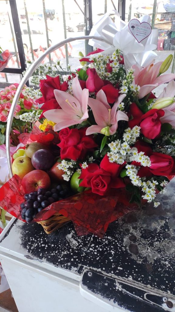 Cesta de Flores e Frutas